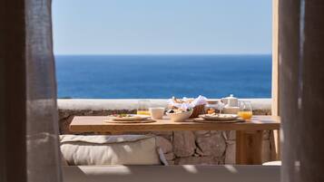 Deluxe Suite, Jetted Tub | Makan dalam bilik