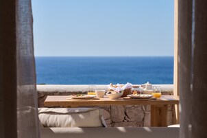 Deluxe Suite, Jetted Tub | In-room dining