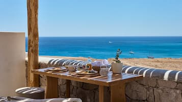 Executive Studio Suite, Jetted Tub | Makan dalam bilik