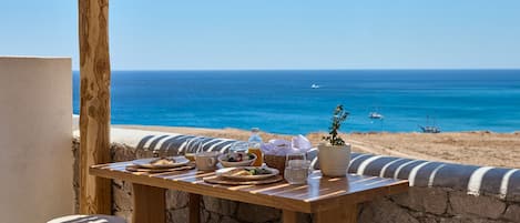 Executive Studio Suite, Jetted Tub | In-room dining