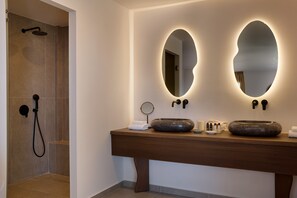 Suite Deluxe, baignoire à jets | Salle de bain | Ensemble baignoire-douche, séchoir à cheveux, peignoirs, pantoufles