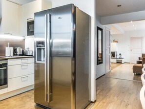 Refrigerador, microondas, lavavajillas y utensilios de cocina 