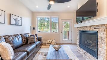 Smart TV, lareira, DVD player