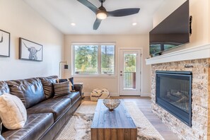 Smart TV, fireplace, DVD player - In the Heat Of Keystone, Mountain Views from Private Balcony! (Keystone)
