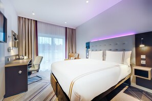 Standard Double Room | Soundproofing, iron/ironing board, free WiFi, bed sheets - Premier Inn Regensburg City Centre (Regensburg)