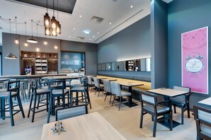 Café da manhã com buffet todos os dias (EUR 17.9 por pessoa)