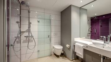 Doppelzimmer, barrierearm (Barrier Free Room) | Badezimmer | Kostenlose Toilettenartikel