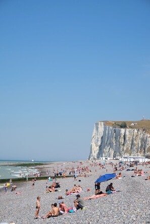 Una spiaggia nelle vicinanze