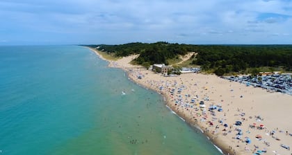 Private Downtown Apt, King Bed, Jet Bath, Fireplace, Grill, near Indiana Dunes