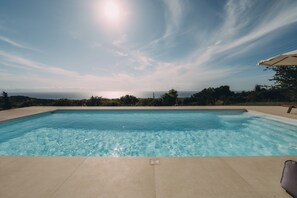 季节性开放的室外游泳池