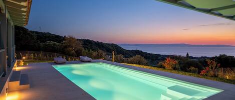 Maison familiale, plusieurs chambres (Villa Filokalia With Exceptional View) | Piscine | Piscine extérieure en saison