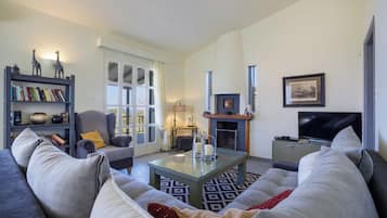 Casa familiar, 3 habitaciones (Villa Filokalia With Exceptional View) | Sala de estar | Televisión de 21 pulgadas con canales por cable y chimenea