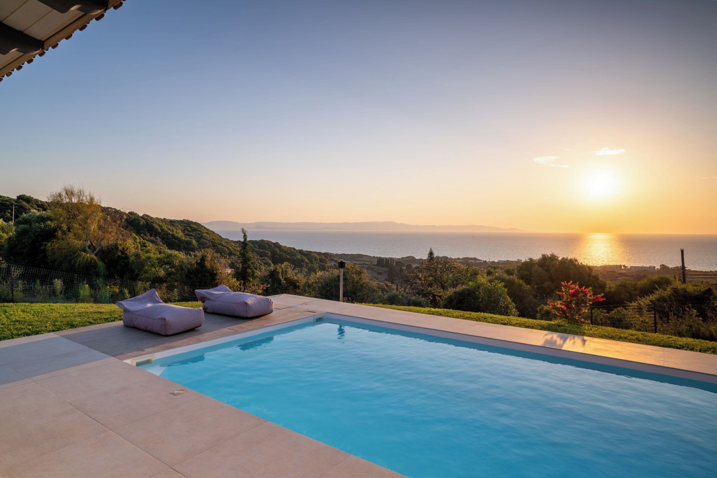 สระว่ายน้ำกลางแจ้งเปิดตามฤดูกาล