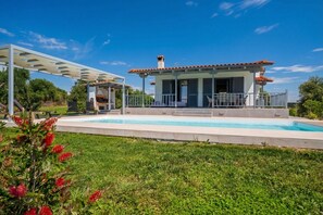 Familie huis, meerdere slaapkamers (Villa Filokalia With Exceptional View) | Zwembad | Een seizoensgebonden buitenzwembad