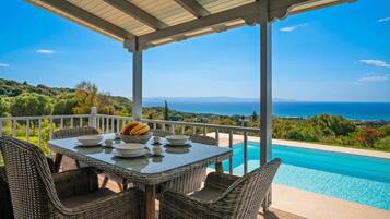 Casa familiar, 2 habitaciones, chimenea (Villa Filokalia With Exceptional View) | Restaurante al aire libre