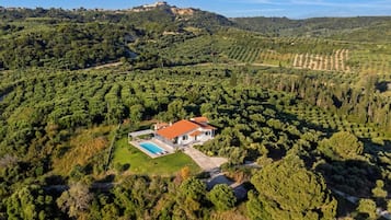 Nhà dành cho gia đình, nhiều phòng ngủ (Villa Filokalia With Exceptional View) | Cảnh từ trên cao