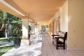 House | 2 bedrooms, WiFi - Casa con Alberca Frente al Lago Lakefront House one Step Away From the Melacon (Chapala)