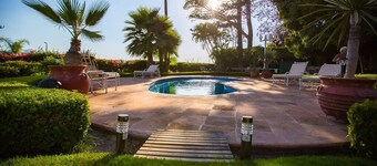 Casa con Alberca Frente al Lago Lakefront House one Step Away From the Melacon