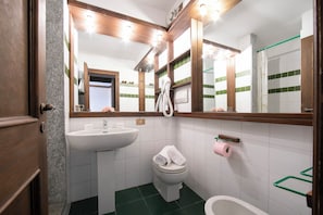 Douche, sèche-cheveux, bidet, serviettes fournies