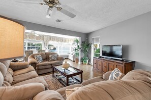 Condo, 3 Bedrooms | Living room