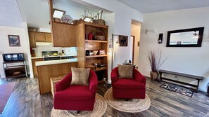 TV connectée, cheminée, livres