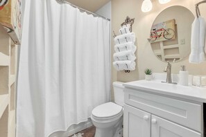 Tina, secadora de cabello, toallas, jabón 