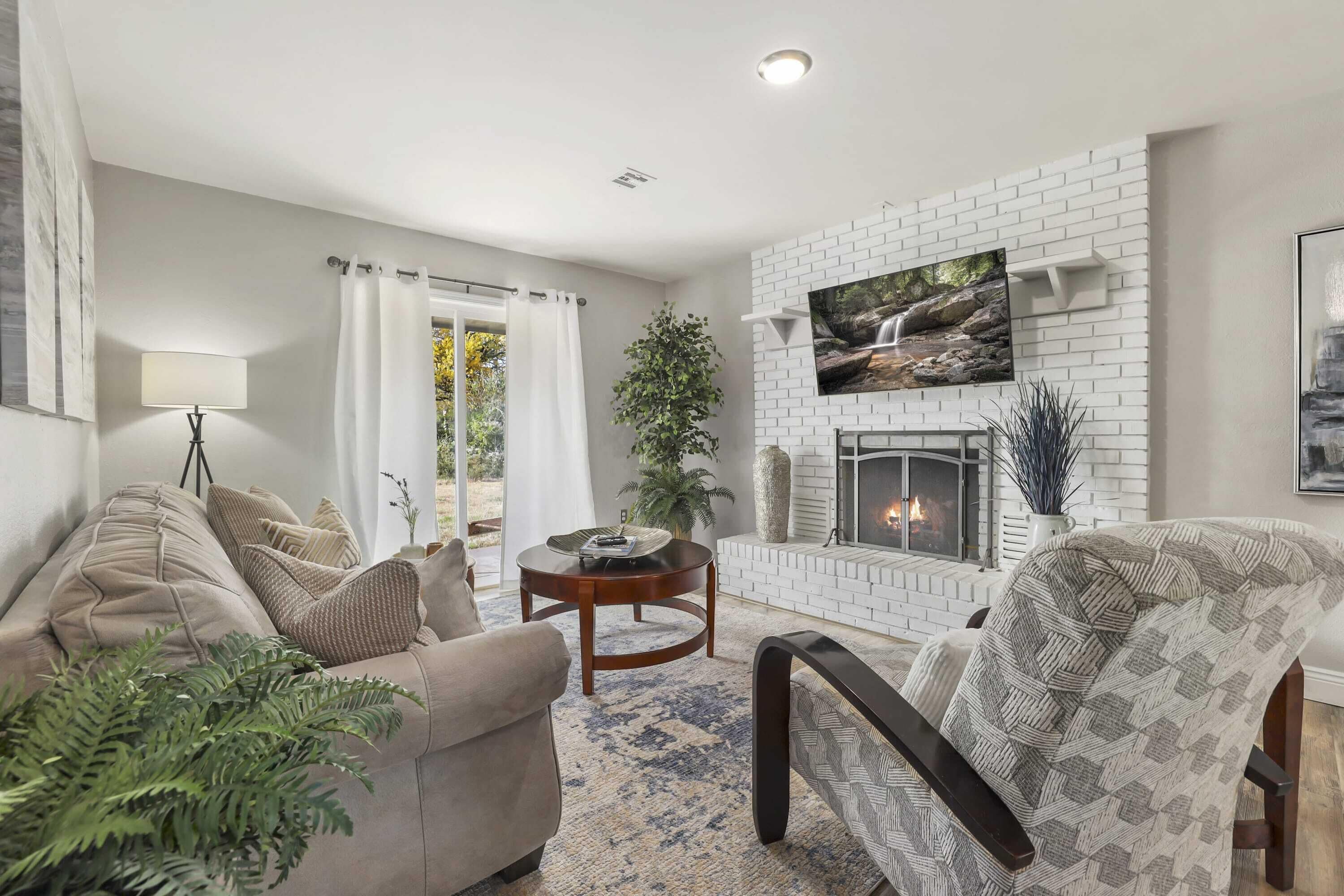 Een televisie en een open haard