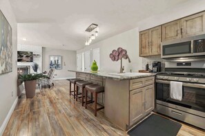 Frigorifero, microonde, forno, piano cottura