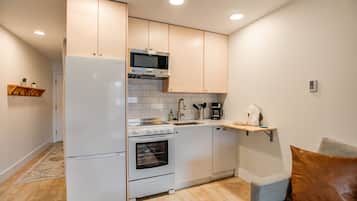 Micro-ondes, cafetiĂšre/bouilloire, grille-pain