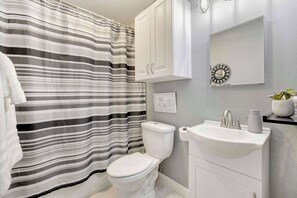 Regadera, secadora de cabello, toallas 