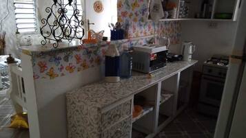 Comfort Villa | Private kitchen | Fridge, microwave, cookware/dishes/utensils