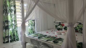 Honeymoon Double Room | Soundproofing, free WiFi, bed sheets