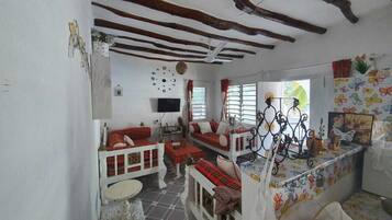 Villa Confort | Zona de estar | Smart TV de 14 pulgadas con canales digitales, una televisión