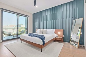 2 habitaciones, escritorio y tabla de planchar con plancha