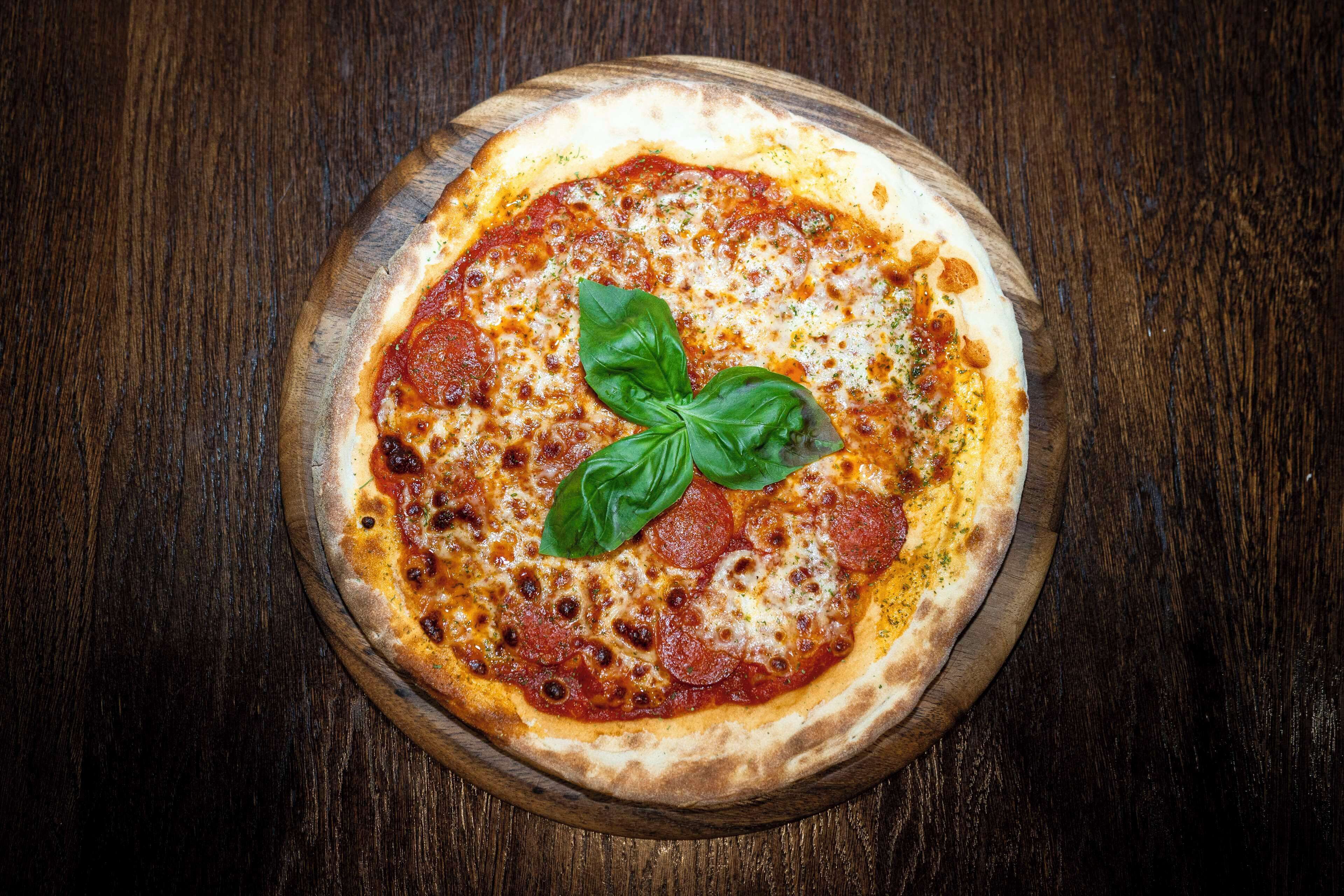 Una pizza sobre una tabla de madera.