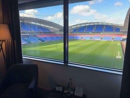高级房 (Pitch View) | 防过敏的被褥、熨斗/熨衣板、免费 WiFi、床单