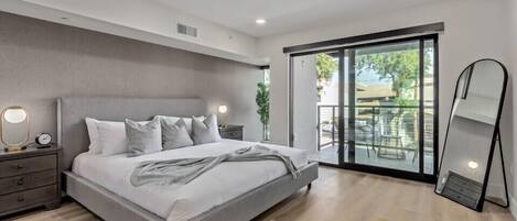 مكتب ومكواة/لوح كي وسرير سفر وواي فاي