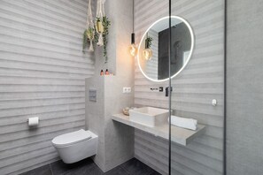 Appartement, 1 chambre, terrasse | Salle de bain | Douche, serviettes fournies, savon, shampoing