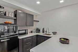 Kühlschrank, Mikrowelle, Wasserkocher mit Kaffee-/Teezubehör, Toaster