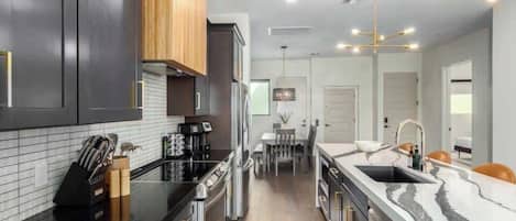 Fridge, microwave, stovetop, dishwasher