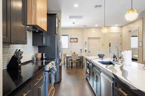 Coffee/tea maker, fridge, microwave, stovetop