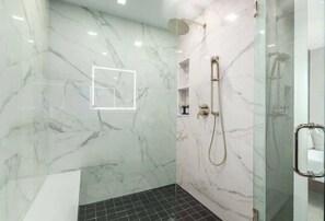 Badewanne, Haartrockner, Handtücher