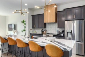 Kühlschrank, Mikrowelle, Herdplatte, Geschirrspüler