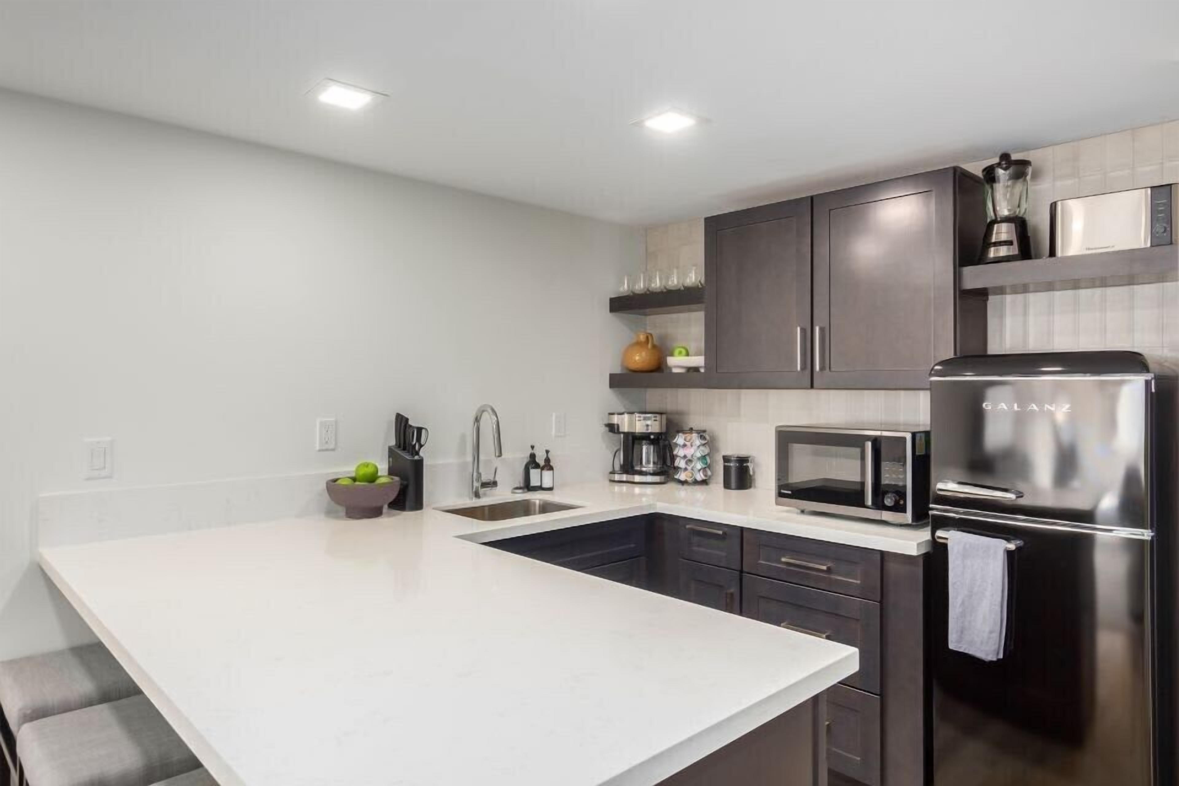 Kjøleskap, mikrobølgeovn, kaffetrakter/tekoker og brødrister