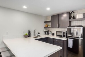 Refrigerador, microondas, cafetera y tetera y tostadora 