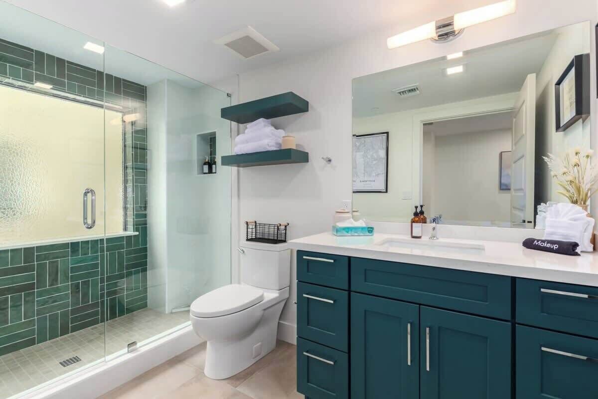Bathtub, hair dryer, towels, shampoo
