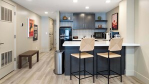 Coffee/tea maker, fridge, microwave, toaster - NEW|Luxe Cypress Suite @ Cedara |Heart of Old Town (Scottsdale)
