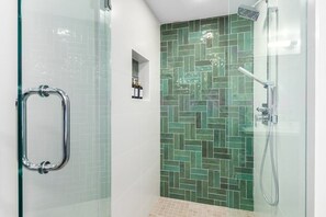 Tina, amenidades de baño gratuitas, secadora de cabello, toallas 