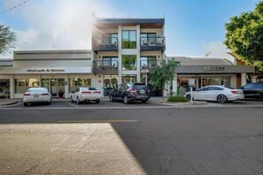 Un edificio de varios pisos con una tienda en la planta baja llamada 'Mailish & Browne' y otra tienda en el segundo piso llamada 'Atelier'.