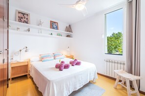 2 slaapkamers, een strijkplank/strijkijzer, gratis wifi, beddengoed